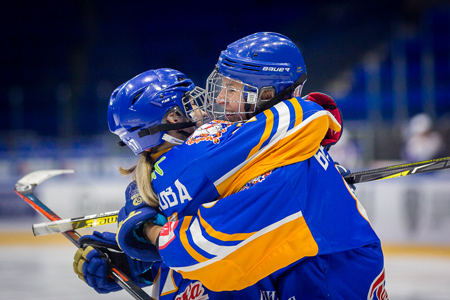 Игроки женского хоккейного клуба СКИФ Ландыш Фаляхова и Мария Белова